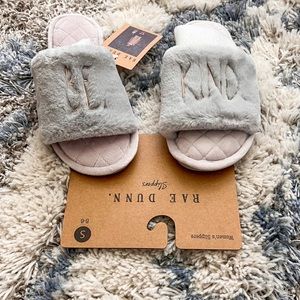 Perfect Gift!! Rae Dunn “Be Kind” Womens Slippers 5/6